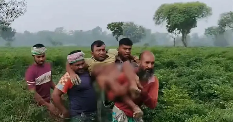 বিএসএফের গুলিতে আহত কৃষককে স্থানীয়রা উদ্ধার করেছেন